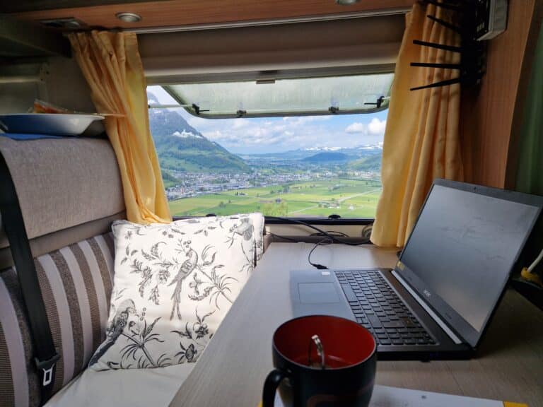 Blick aus dem Wohnmobil mit Laptop auf dem Tisch